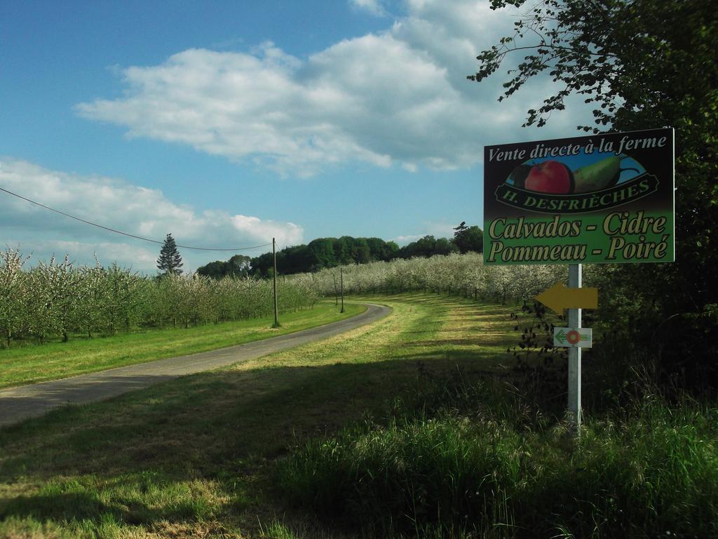 Ferme Cidricole Hugues Desfrieches Bed & Breakfast Sainte-Marguerite-de-Carrouges Екстериор снимка